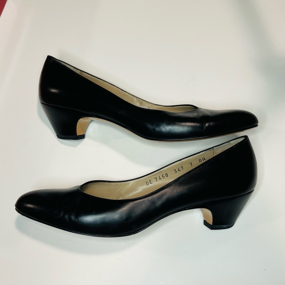 Salvatore Ferragamo Women’s Beautiful Classic 90’s Black Pump Heels Size 7AA - Picture 4 of 8